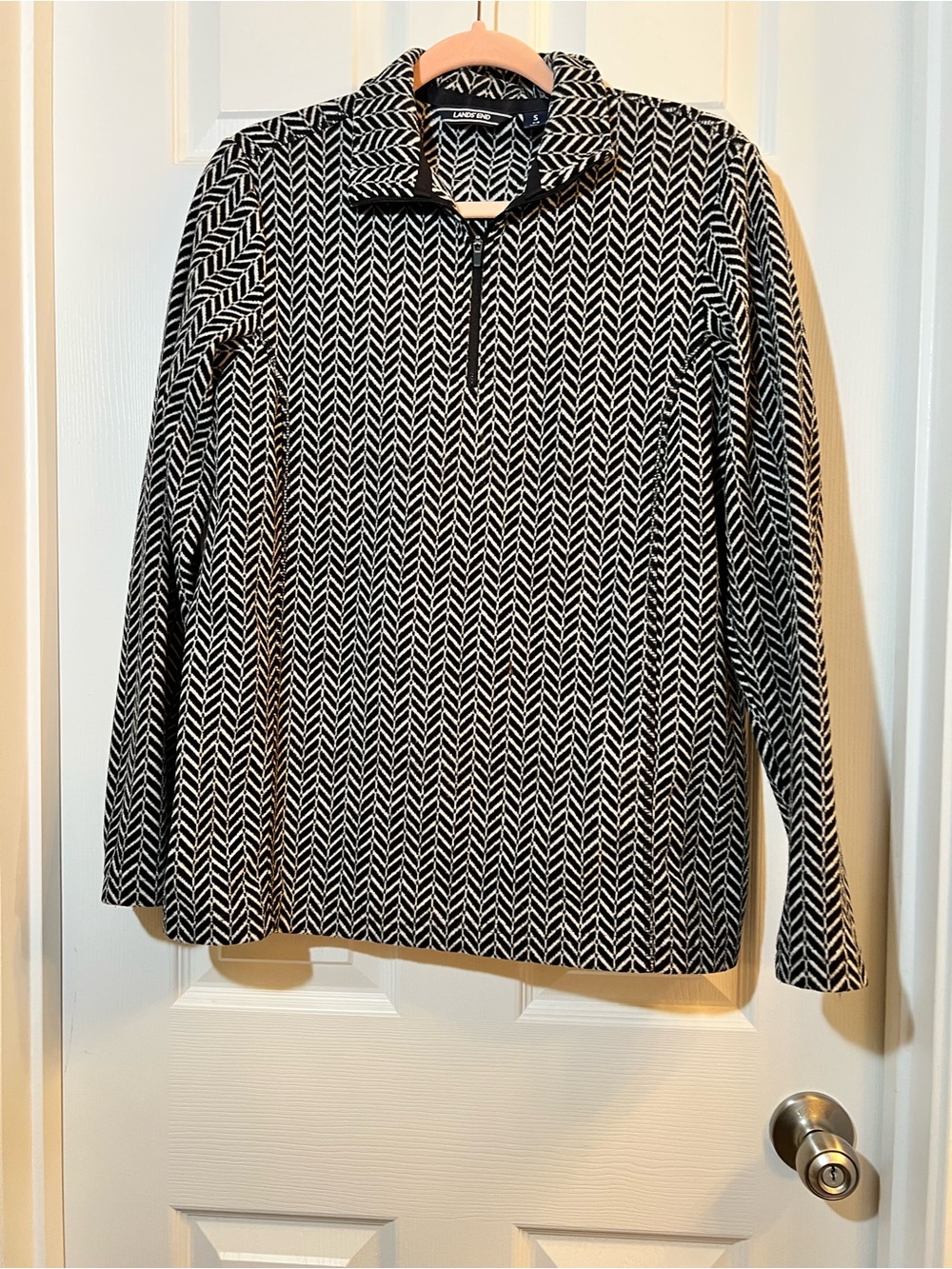 🦋 Lands' End Black & White Chevron Zip-Front Pullover size small
